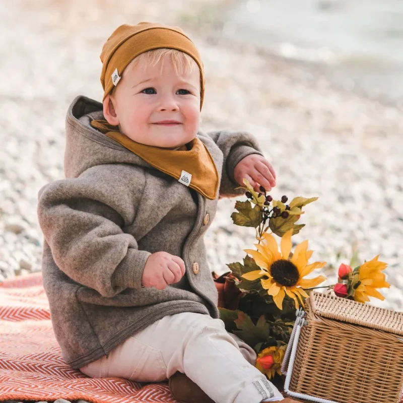 bavoir et bonnet ocre en laine mérinos pour bébé Alpes du Sud