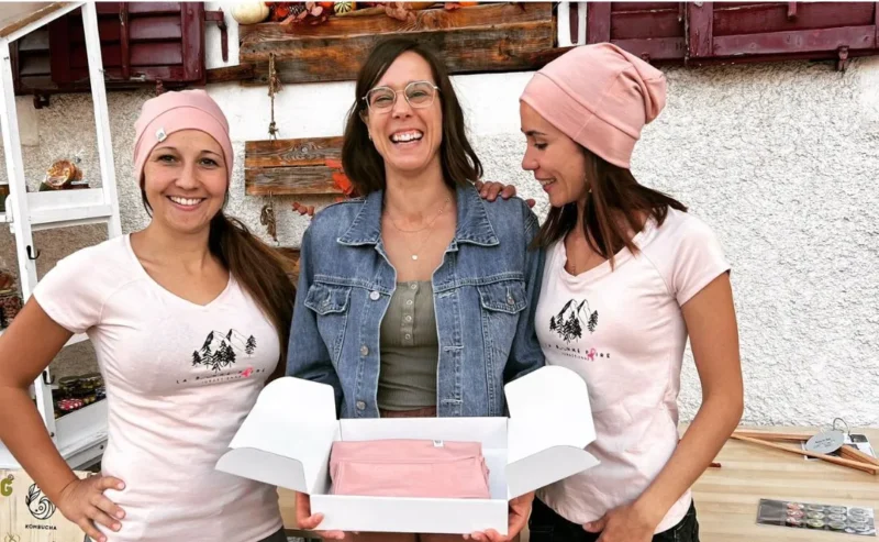 don de bonnets en mérinos pour la bonne paire jurassienne contre le cancer du sein