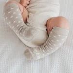 chaussettes-en-laine-bébé-beige-et-blanc-poix