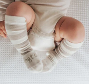 chaussettes-en-laine-bébé-beige-et-blanc