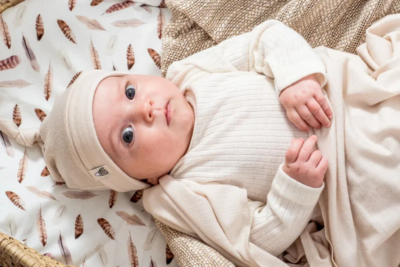 bonnet à noeud beige en 100% laine mérinos pour bébé