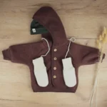 veste cannelle bonnet vert foret