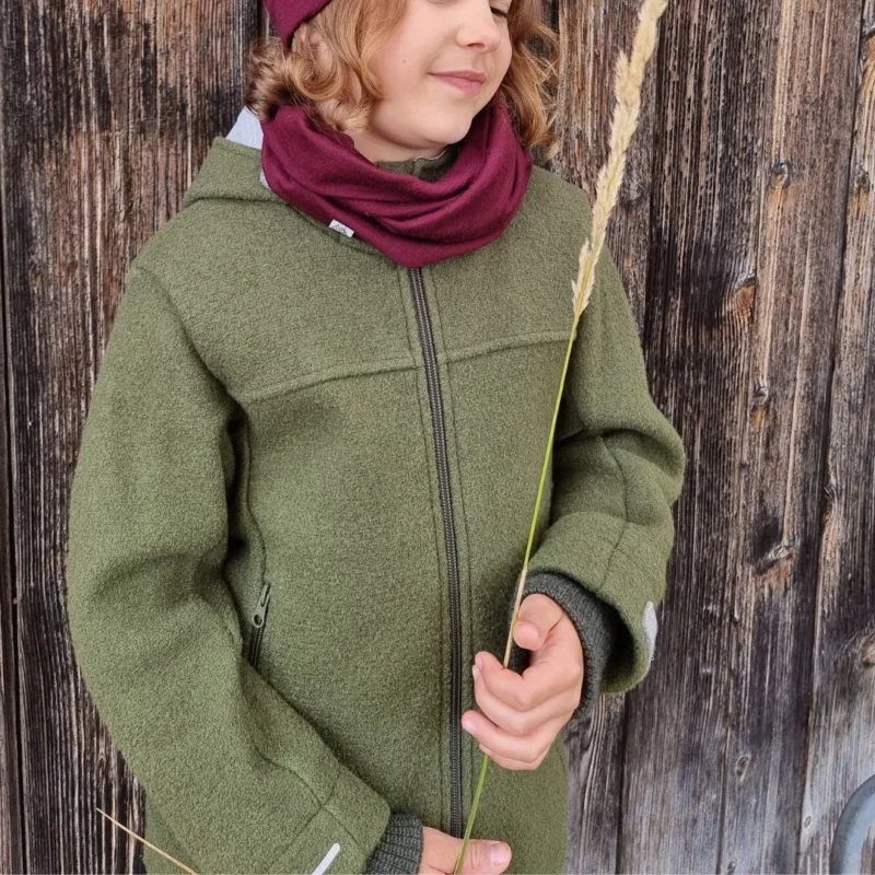 veste enfant en laine bouillie de Disana pour enfant vert olive portée