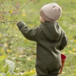 combinaison-laine-bouillie-disana-vert-olive-porté-par-un-enfant