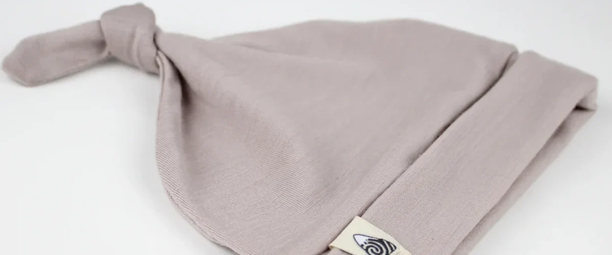 bonnet-bébé-en-mérinos-gris-clair1 bonnet-bébé-en-mérinos-gris-clair1